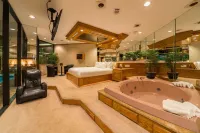 Sybaris Pool Suites Mequon - Hot Tub