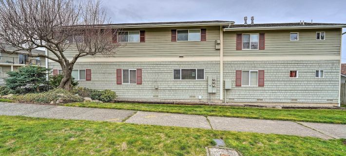 Central Apt Private Fireplace and Patio Access Hotels in Anacortes