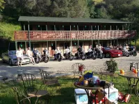 The River Inn فنادق في ثري ريفرز
