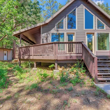 6 Mi to Mt Union: Peaceful Cabin w/ Deck
