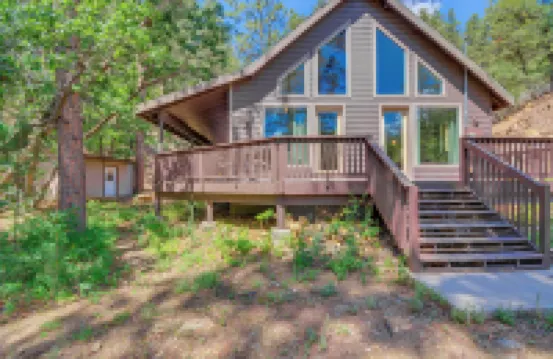 6 Mi to Mt Union: Peaceful Cabin w/ Deck