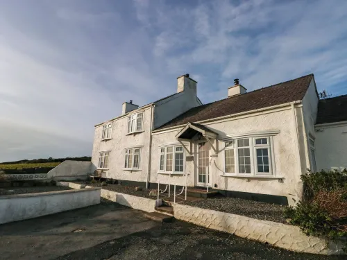 Fferm Porthdafarch South Farm House Hotel di Llanfair-yn-Neubwll