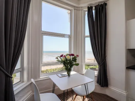 6 Beach View Beaconsfield House Отели рядом с достопримечательностью «Thornwick Bay»