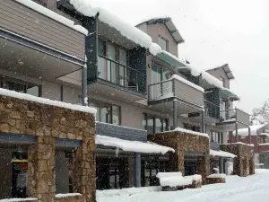 Squatters Run Apartments