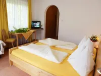Hotel Pension Schweitzer Hotels in Silandro