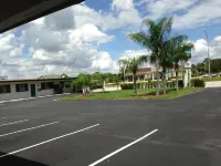 Economy Inn Okeechobee - parking