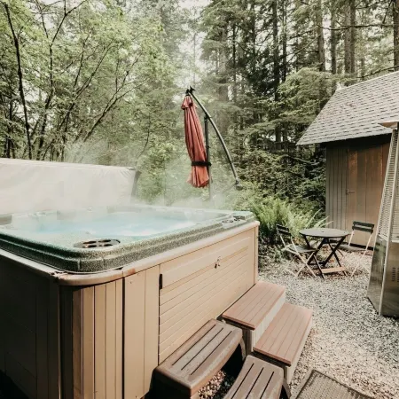 98sl - Hot Tub - BBQ - Pets Ok - Wifi - Sleeps 6 2 Bedroom Home by RedAwning