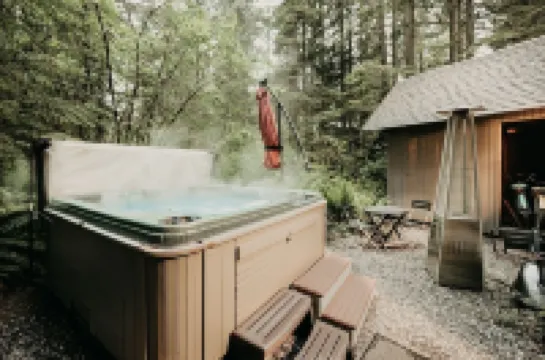 98sl - Hot Tub - BBQ - Pets Ok - Wifi - Sleeps 6 2 Bedroom Home by RedAwning