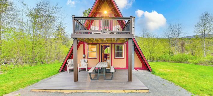 Charming Hunter A-Frame: Walk to Ski Lift! Hotels in Hunter