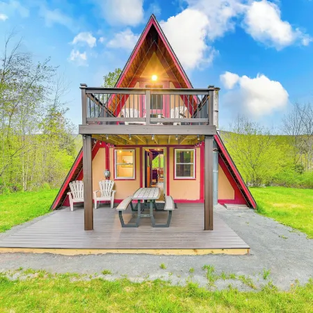 Charming Hunter A-Frame: Walk to Ski Lift!