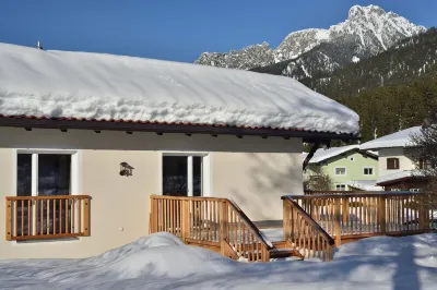 Cozy cottage with large garden, balcony, veranda Hotel dekat Highline179