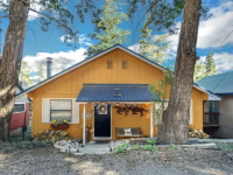 Eagle's Nest - Hot Tub, Deck & Prime Location 2 Bedroom Cabin Hotels in Cloudcroft