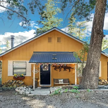 Eagle's Nest - Hot Tub, Deck & Prime Location 2 Bedroom Cabin