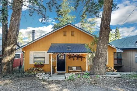 Eagle's Nest - Hot Tub, Deck & Prime Location 2 Bedroom Cabin