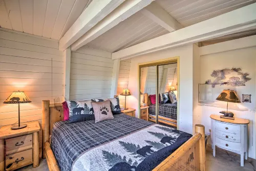 5 Mi to Snow Summit: Cabin w/ Deck & Fireplace - Pet friendly