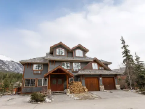 Creekside Villa Hotels near Quarry Lake Park