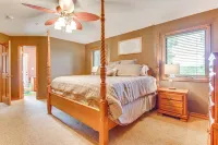 Family-Friendly Ozarks Getaway < 21 Mi to Branson! - parking