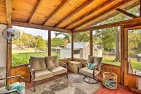 Cedar Creek Lake Home Private Dock and Hot Tub - Homestays