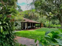 Beautiful house on the sand with pool and wonderful views of Ilhabela! Hotel in zona Centro Histórico - Farmácia Neves