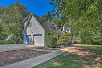 2 Mi to Clemson: Central Villa w/ Deck, Near Lakes - 3 estrellas