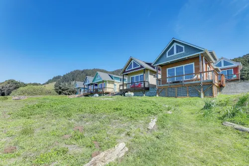 Peaceful Fall Escape: Oregon Home w/ Ocean View - ビーチサイド