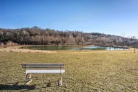The Burgundy Cabin Iowa Retreat Pond and Fire Pit -  Appartamenti vacanze