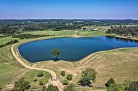 The Deer Cabin Peaceful Refuge in East Texas - parking