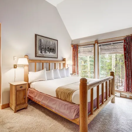 Beautiful 5Br Home at the Ranch - Kids Ski Free! Condo
