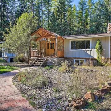 Quaint Priest Lake Cabin w/ Patio < 1 Mi to Lake!