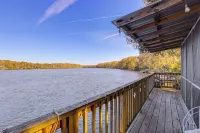 6 Mi to Manatee Springs! Family Riverfront Getaway - Homestays