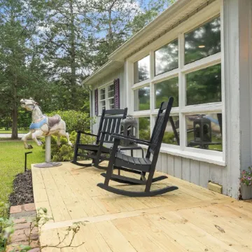Charming Downtown Corner Cottage - 1 Block Walk to Food & Fun - Dog Friendly