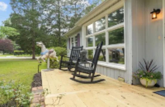 Charming Downtown Corner Cottage - 1 Block Walk to Food & Fun - Dog Friendly