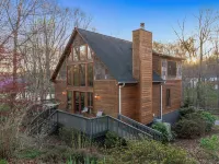 LIGHT FILLED CABIN WITH COTTAGE CHARM! MINI-FARM!