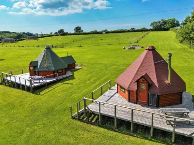 'Exmoor' Wooden Eco-Lodge Hotels near Dartmoor Railway Association - (Okehampton,Station)