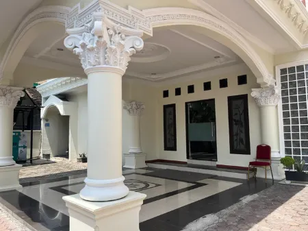 De Nusantara Hotel Syariah Отели рядом с достопримечательностью «Maimoon Palace»