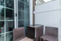 Spacious Modern Luxury Duplex Near Boston & Cambridge - Free Parking Hotels in Everett