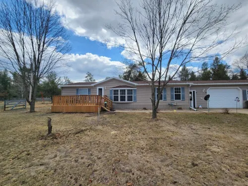 Charming 3-bedroom house with WiFi, AC in serene Necedah
