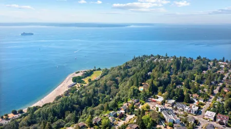 Golden Gardens Getaway-Walk to Beach & Waterfront Отели рядом с достопримечательностью «Библиотека Сиэтл Метафисикал»