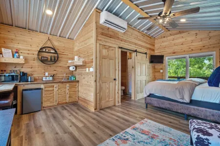 Cabin #3 @ Rock Creek Cabins! King Bed! 15 min. from Hot Springs National Park!