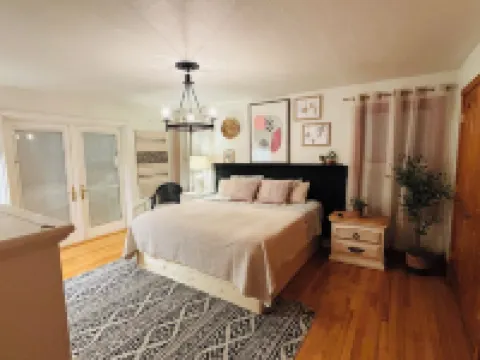 Sunshine Escape: Spacious 6Br Home w/ Outdoor Oasis & Fire Pit Near Marina