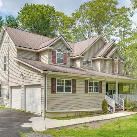 Tannersville House: Bar & Deck, 2 Mi to Ski Resort