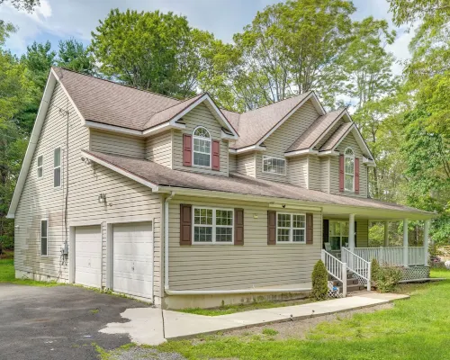 Tannersville House: Bar & Deck, 2 Mi to Ski Resort Hotels in Pocono