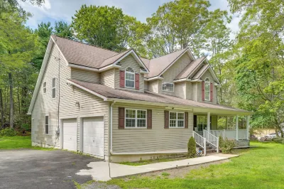 Tannersville House: Bar & Deck, 2 Mi to Ski Resort Hotels in der Nähe von Pocono Premium Outlets