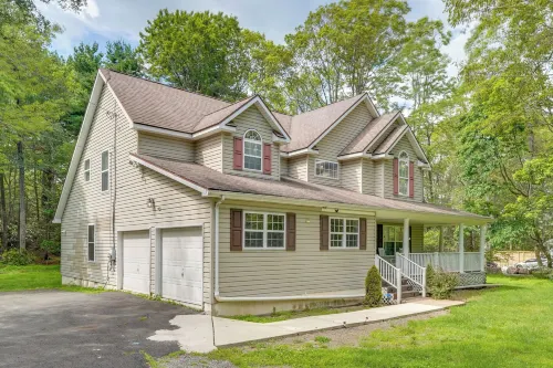 Tannersville House: Bar & Deck, 2 Mi to Ski Resort
