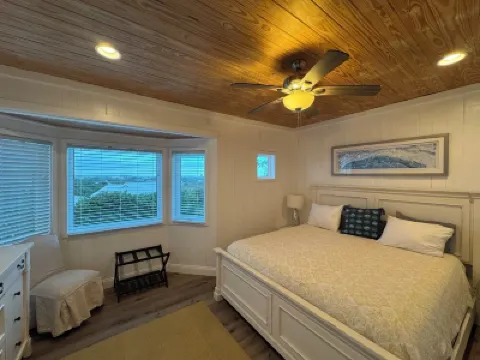 Bahamian Rhapsody.. has it ALL.. Unobstructed Ocean Views and Beach Access. Hotels in 