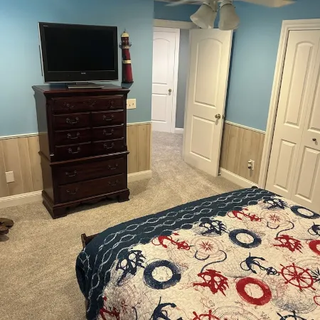 Comfy lake home on the water mins from cp, sports force, downtown and the jet