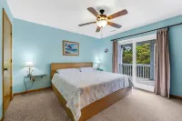 Private pool w/ heat available, hot tub, pet friendly, 5 min walk to beach!