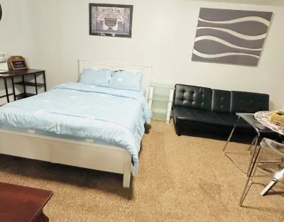 Main Central Avenue Basement Studio Hotel in zona University of Saskatchewan