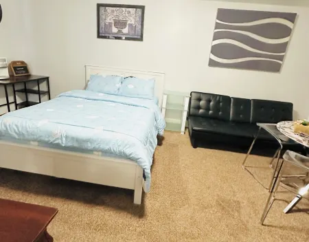 Main Central Avenue Basement Studio Отели рядом с достопримечательностью «Университет Саскачевана»