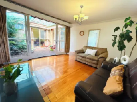 3 minutes walk to Train Station - Comfortable stay for 9 Hotels in Mount Waverley